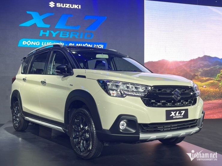 Suzuki XL7 Hybrid đang được giảm giá sâu nhằm