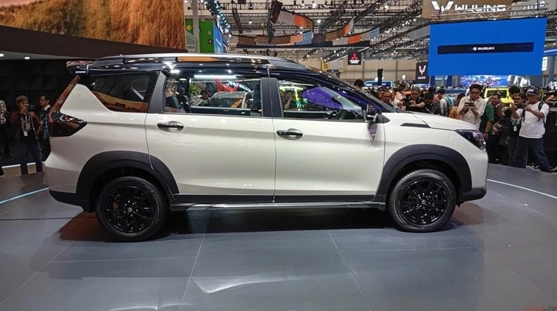 Ở hai bên thân, Suzuki không thay đổi nhiều nhằm giữ lại những nét đặc trưng vốn làm nên hình ảnh của XL7.