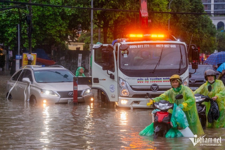 Để tránh tranh cãi không đáng có, chủ xe cần hỏi kỹ giá cứu hộ trước khi sử dụng dịch vụ. Ảnh: Đình Hiếu