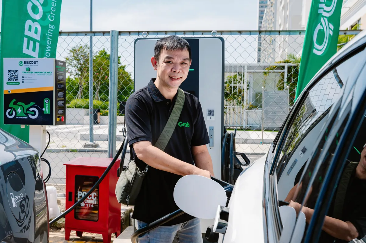 Bác tài Grab trải nghiệm trạm sạc của EBOOST