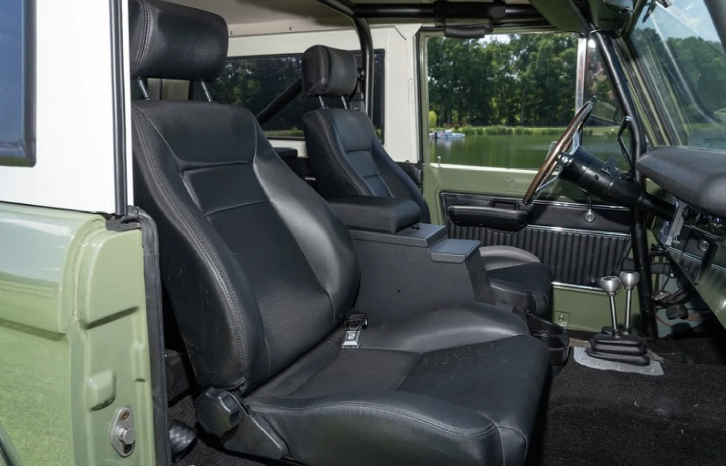 Ford Bronco 1969 phục chế hiện đại với động cơ V8 5.0L, nâng cấp toàn diện - Hình 6