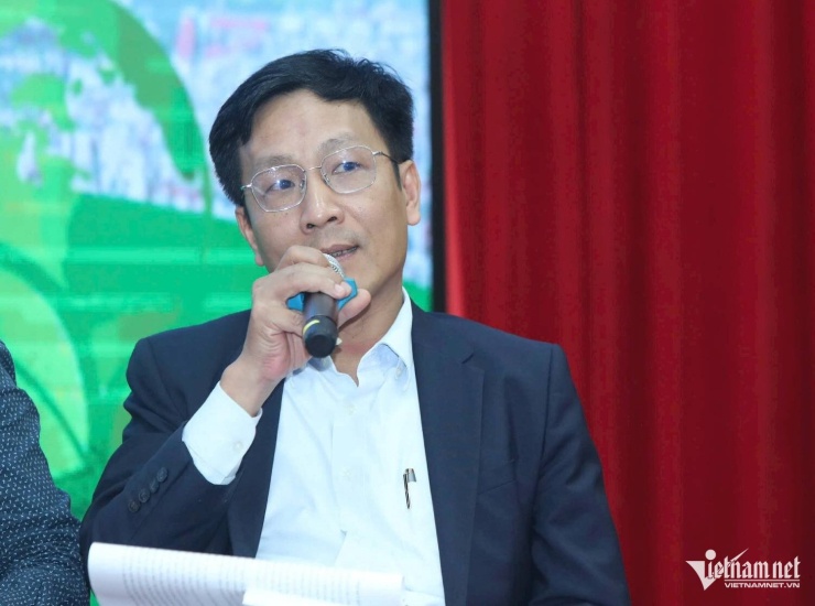 Lượng xe máy, xe đạp điện đang tăng nhanh, kéo theo nhu cầu sạc pin tại các khu chung cư. Ảnh: Hoàng Hiệp