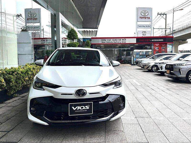 Toyota Vios trưng bày tại khu vực bàn giao xe của đại lý, nổi bật với tính kinh tế và khả năng giữ giá