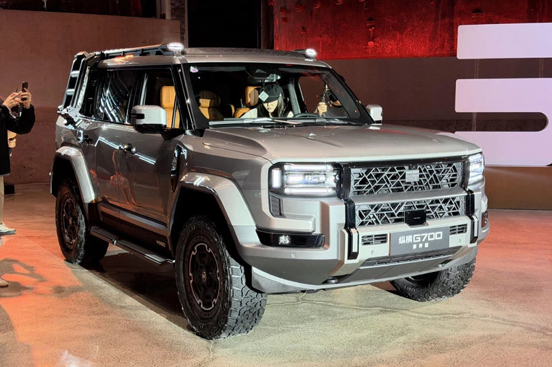 SUV địa hình dài gần 5,2 mét, công suất 761 mã lực, giá chưa tới 1,3 tỷ đồng - Hình 1