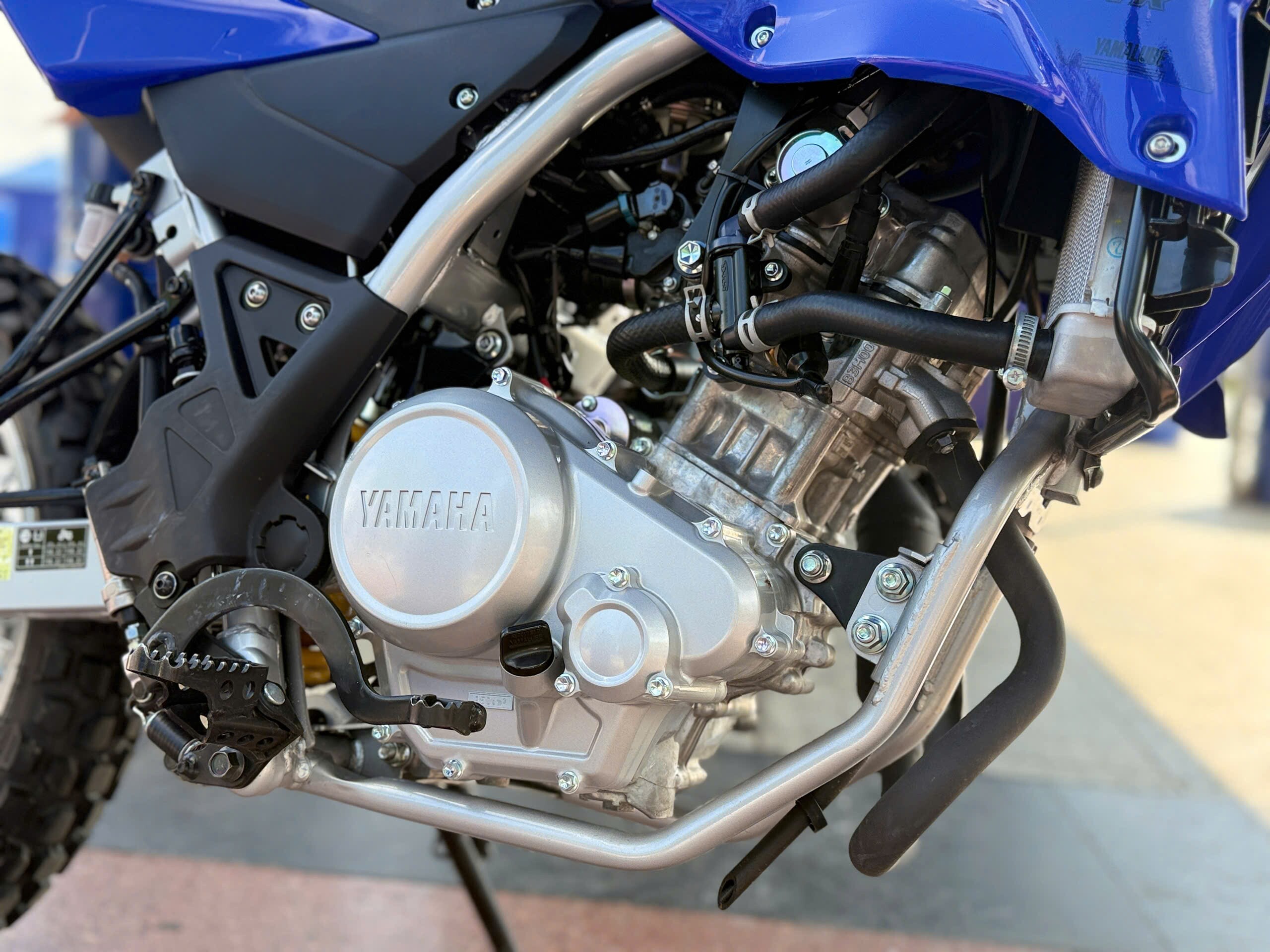 WR155R được trang bị khối động cơ 4 thì, SOHC, 4 van, dung tích 155 cc.