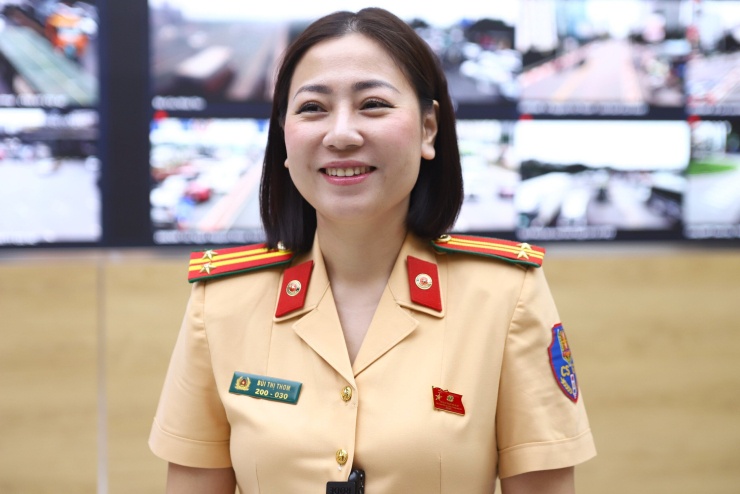 Trung tá Bùi Thị Thơm cho biết, lực lượng trực tại trung tâm thường xuyên theo dõi các tuyến, nút giao trọng điểm, kịp thời phát hiện sự cố, nguy cơ ùn tắc để phối hợp điều tiết, phân luồng và xử lý. (Ảnh: Thành Long)