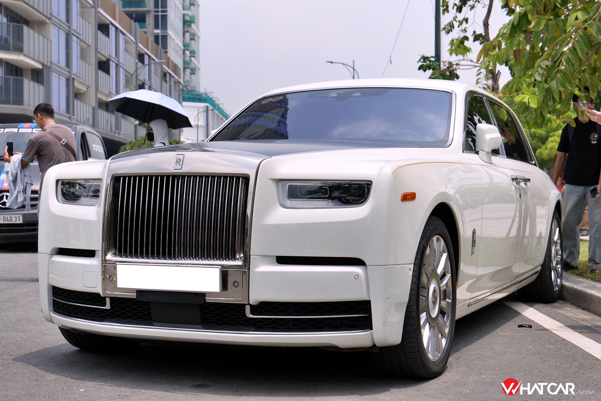 Dễ nhận ra Phantom Tranquility nhờ nắp ca-pô tối màu đối lập với lớp sơn trắng chủ đạo và lưới tản nhiệt Pantheon sáng loáng. Biểu tượng Spirit Of Ecstasy (Thiếu phụ bay) làm từ vật liệu titan, khắc dòng chữ "Phantom Tranquility Collection", tự động hạ xuống khi xe tắt máy. Cặp đèn pha laser chiếu xa tới 600m, tích hợp đèn định vị ban ngày dạng mờ lạ mắt (Ảnh: Trung Nghĩa).