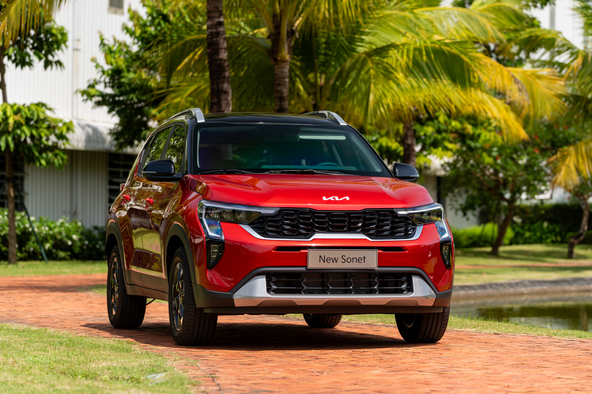 Giá khởi điểm của Kia Sonet hiện chỉ cao hơn 15 triệu đồng so với Hyundai Grand i10 bản đầy đủ nhất (Ảnh: Kia).