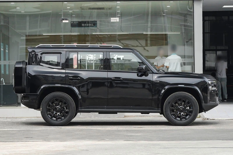 SUV địa hình công suất 782 mã lực, giá gần 600 triệu đồng - Hình 3
