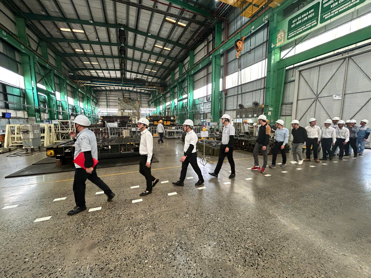 Các doanh nghiệp tham quan dây chuyền sản xuất tại nhà máy Toyota Việt Nam.