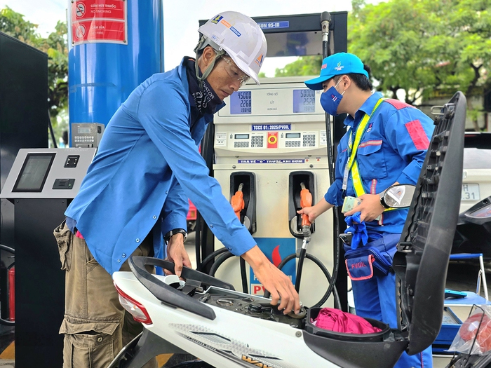 Giá xăng dầu hôm nay 3/10: Kỳ tới E10 RON 95 và E5 RON 92 có triển vọng xuống 20.000 đồng/lít? Giá lăn bánh VinFast VF 9 ảnh 1