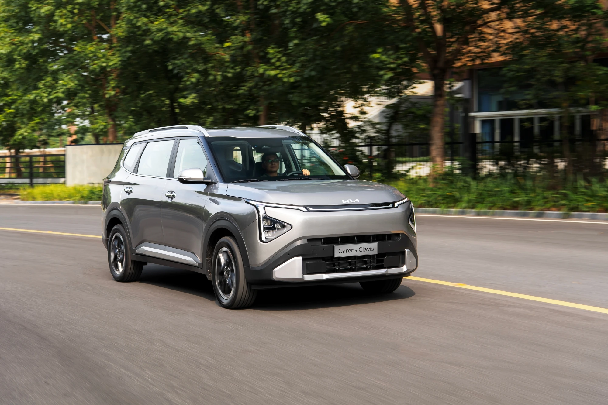Trải nghiệm Kia Carens Clavis giá 639 triệu đồng về đại lý Việt, MPV 7 chỗ cạnh tranh Mitsubishi Xpander có xứng tầm? - Hình 2