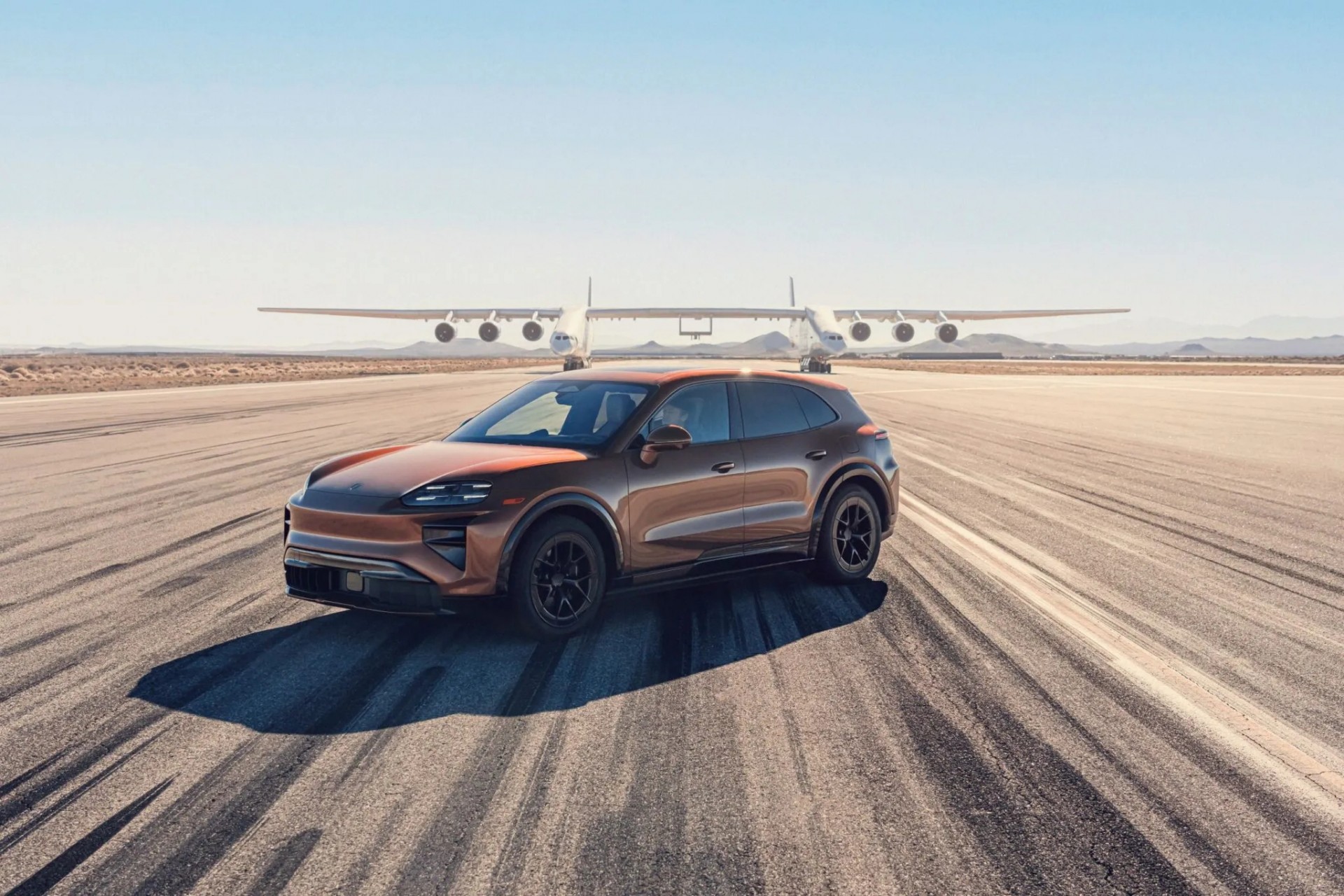 Hình ảnh Porsche Cayenne Turbo Electric cùng máy bay Roc
