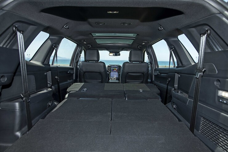 Hàng ghế sau rộng rãi trên Ford Everest