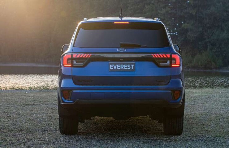 Góc nhìn thân và đuôi xe Ford Everest thế hệ mới