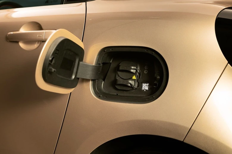 Xe điện mini có phạm vi hoạt động 290km trở lại, hứa hẹn hút khách trẻ tuổi - Hình 4