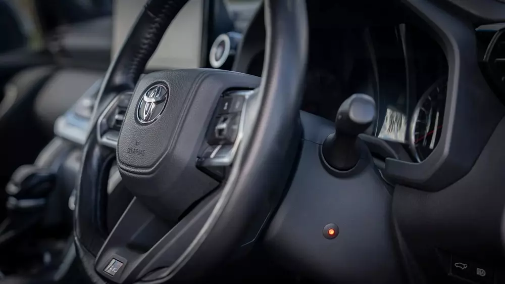 Toyota Land Cruiser được lắp hệ thống chống khởi động máy bổ sung sẽ có thêm đèn đỏ trên cột vô lăng