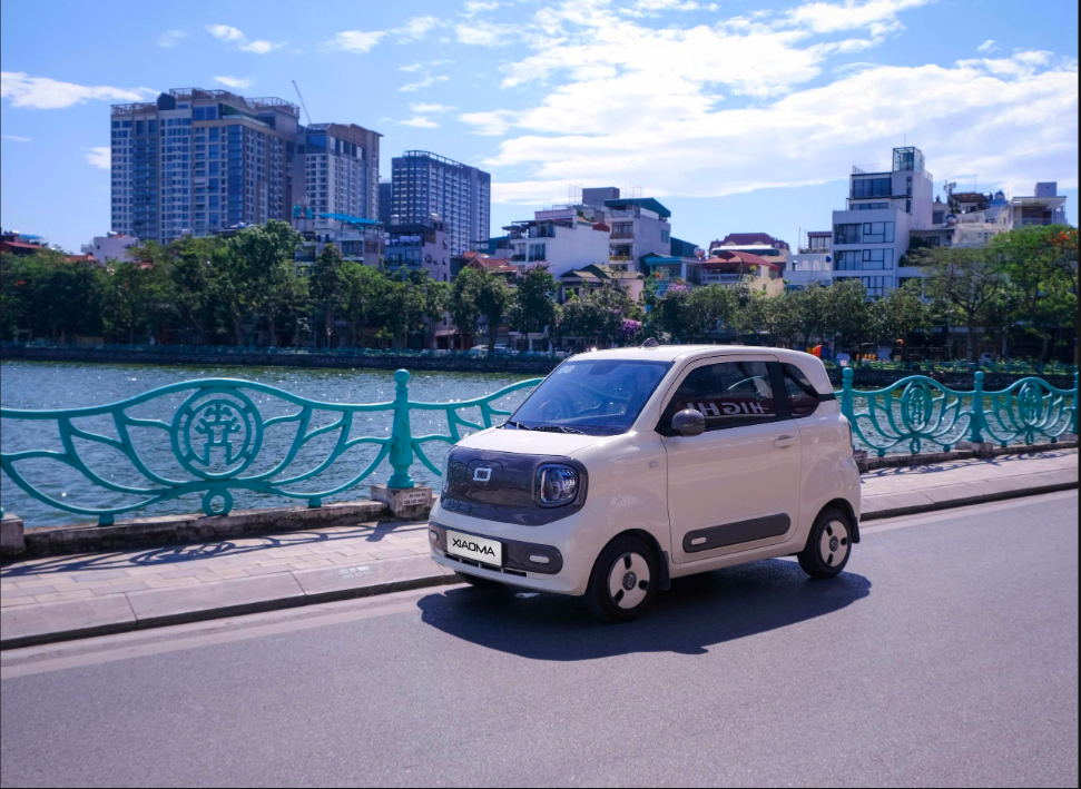 Camera và cảm biến lùi hỗ trợ người lái quan sát tốt hơn khi di chuyển hoặc đỗ xe trong không gian hẹp.