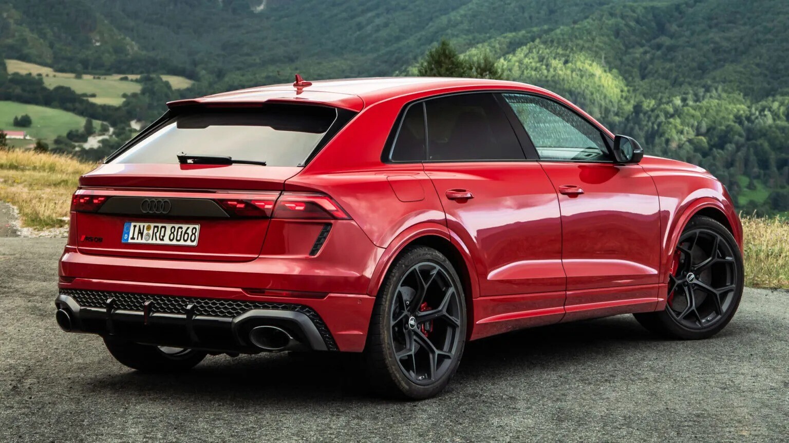 Audi Q8 mới vẫn phát triển dựa trên nền tảng của Q7 nhưng sở hữu thiết kế đậm chất thể thao và cá tính hơn.
