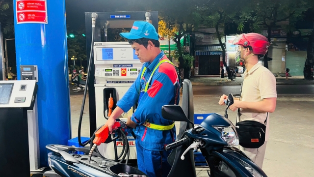 Giá xăng dầu tối nay 27/9: Dầu diesel, xăng E10 và RON 92 trên đà về 21.000 đồng/lít từ kỳ sau? Giá đầy bình ô tô Honda ảnh 1