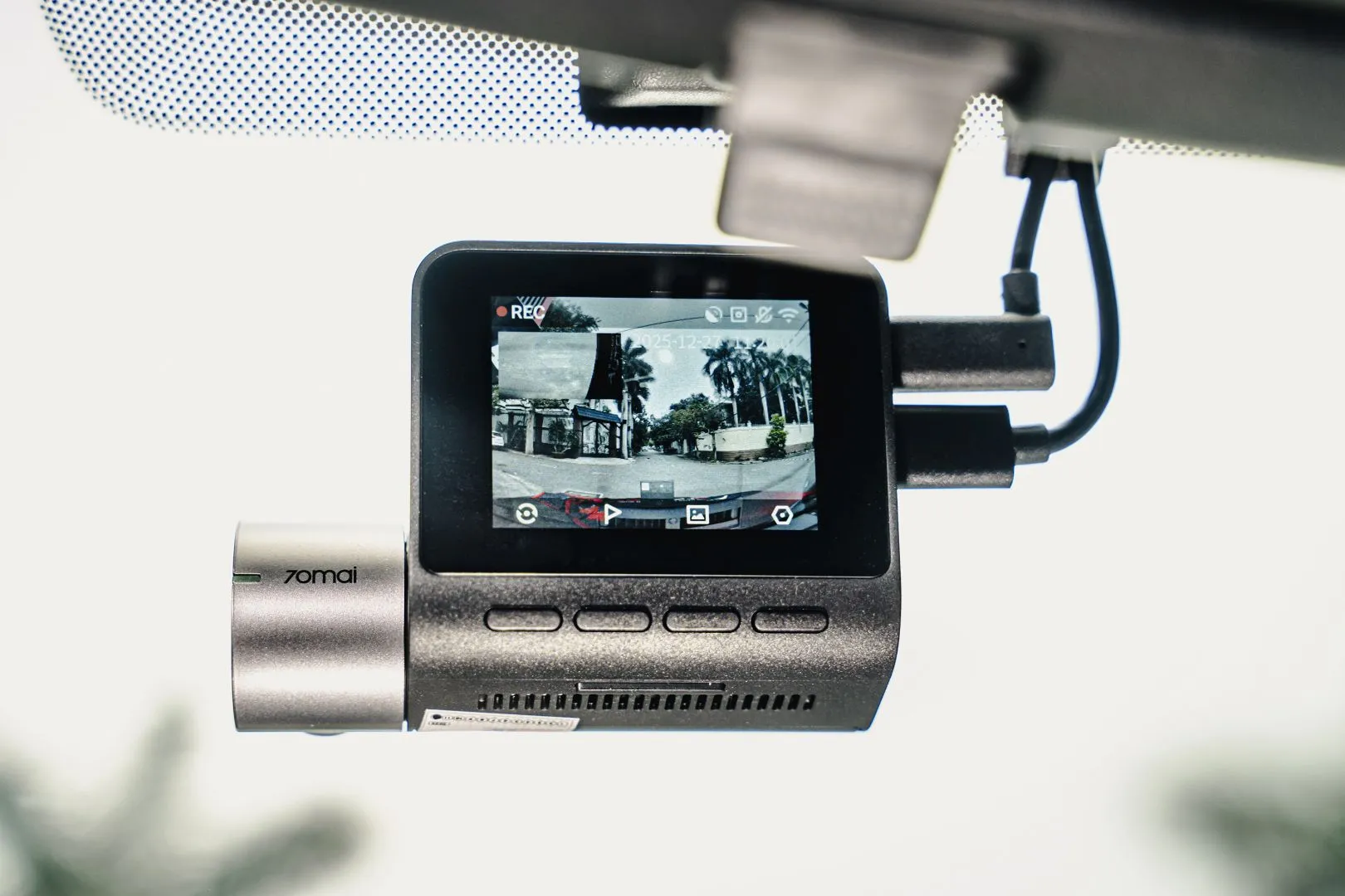 Camera A510 ở khu vực kính lái, nhìn từ trong xe.