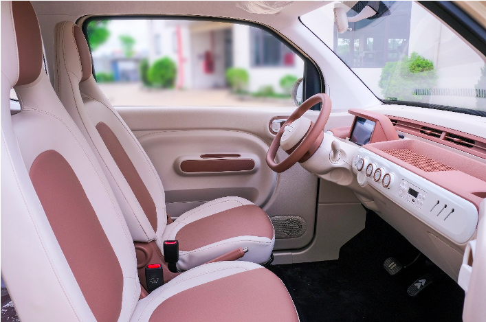 Khoang lái duy trì phong cách hiện đại, tích hợp màn hình LCD 7-inch và các tiện nghi cơ bản( ảnh: Fawcar Việt Nam)
