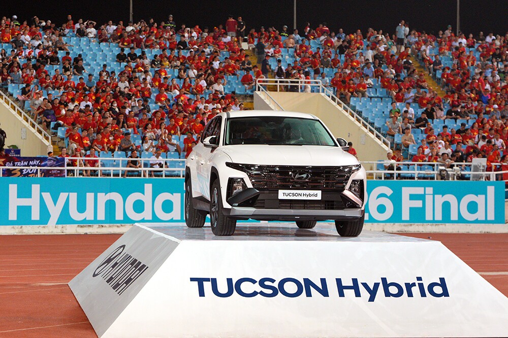 Hyundai Palisade Hybrid và Tucson Hybrid trưng bày trong sân vận động Mỹ Đình đêm chung kết