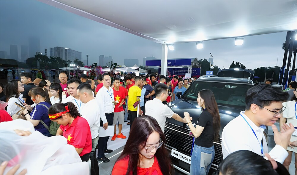 Người hâm mộ bóng đá Việt Nam tham gia vào nhiều hoạt động tương tác hấp dẫn tại booth trưng bày của Hyundai Thành Công Việt Nam.