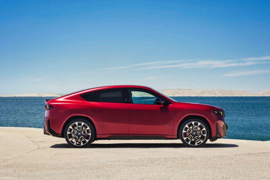 BMW iX4 vừa trình làng với thiết kế SUV coupe thể thao.
