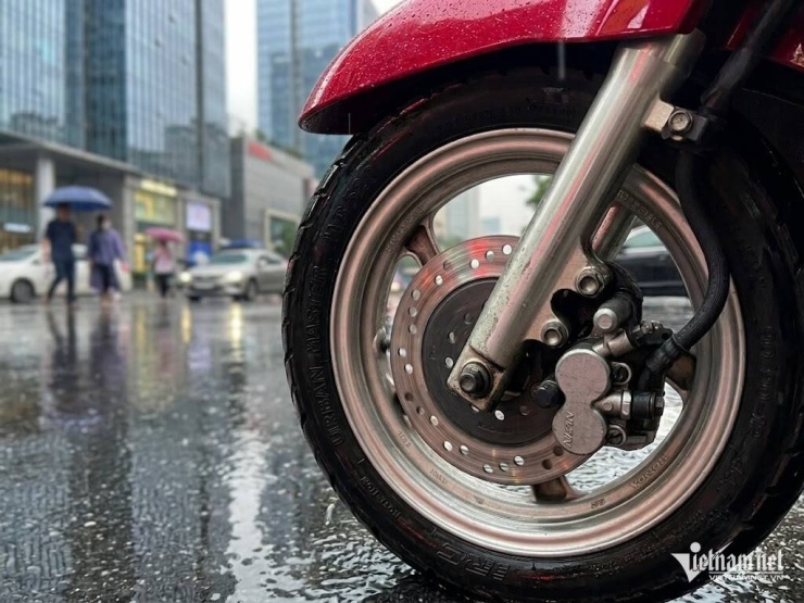 Hiện tượng phanh xe kêu 'két két' thường đến sau khi đi mưa hoặc rửa xe. Ảnh: Hoàng Hiệp