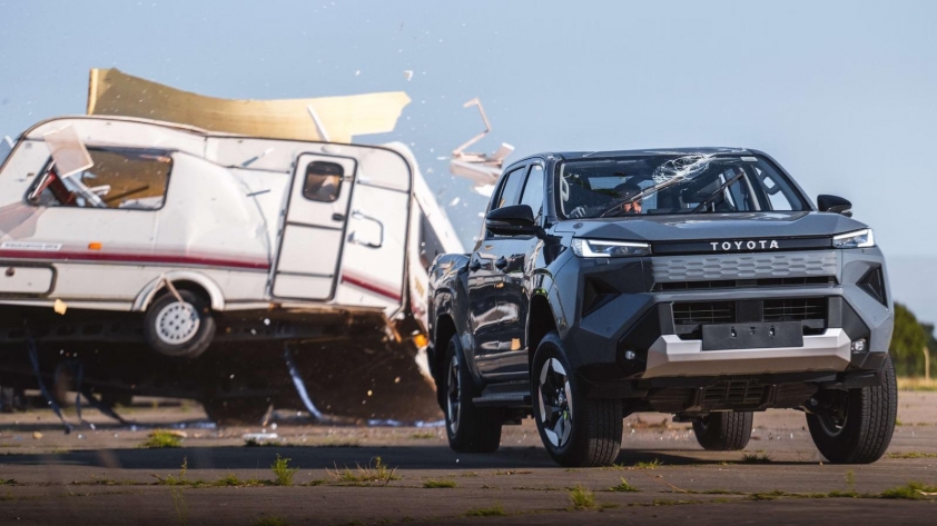 Màn thử nghiệm độc đáo chứng minh độ bền của Toyota Hilux chạy điện