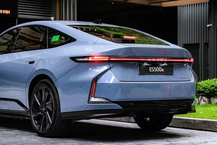 Xe điện Lexus đầu tiên tại Việt Nam chốt giá dưới 3 tỷ đồng - Hình 3