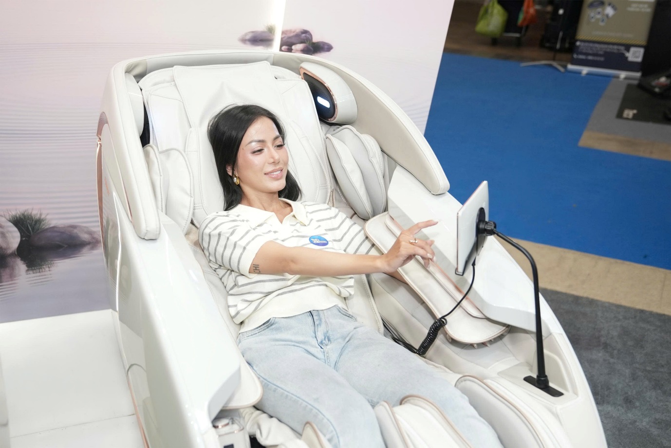 Ghế massage với công nghệ sóng âm Kingsonic thu hút đông đảo khách hàng trải nghiệm