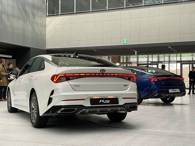 Đuôi xe KIA K5 hoàn thiện với ốp cản thể thao và ống xả kép