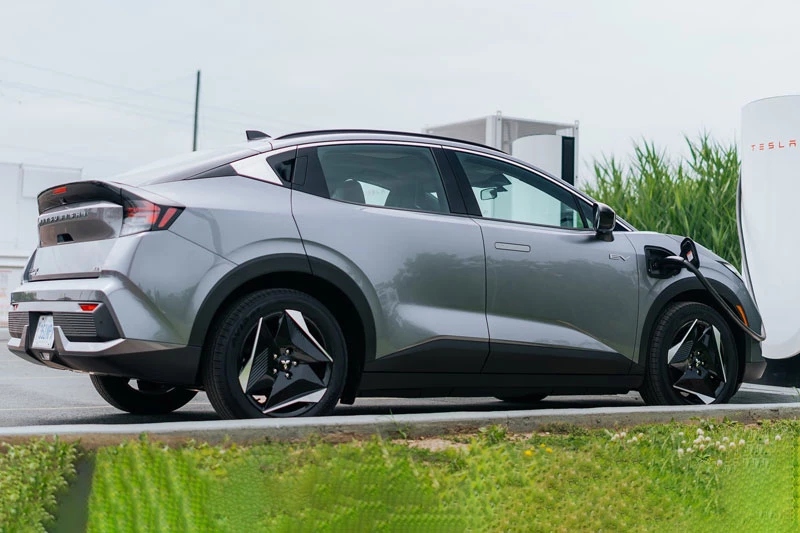 Xe điện Mitsubishi công suất 214 mã lực, phạm vi hoạt động 454 km, giá gần 1 tỷ đồng - Hình 4