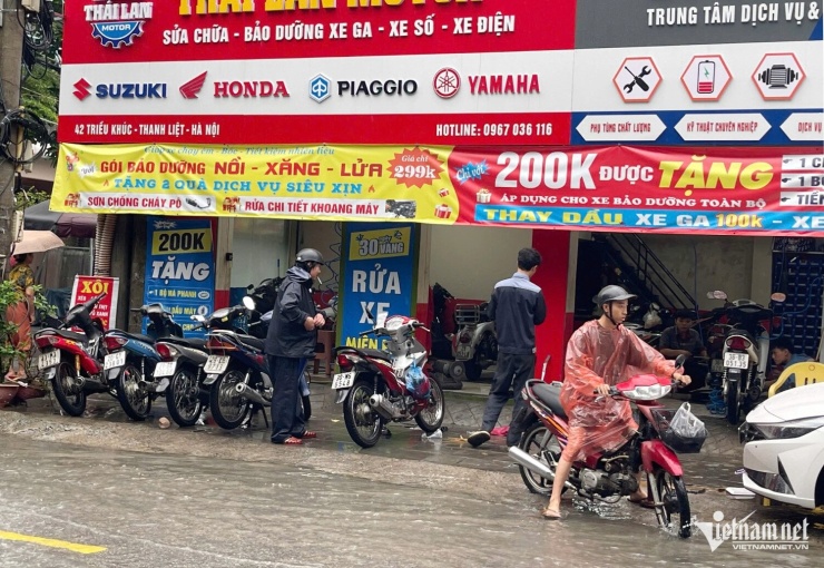 Nhiều cửa hàng sửa chữa xe máy nhanh chóng rơi vào tình trạng quá tải trong sáng 17/9. Ảnh: Hoàng Hiệp
