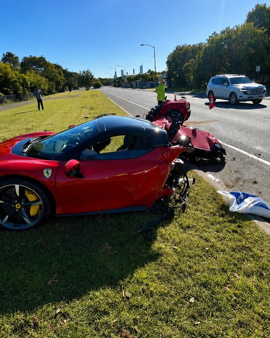 Hình ảnh siêu xe Ferrari SF90 Spider bị xé đôi sau khi một cú va chạm tại Australia