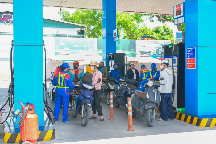 Giá xăng dầu trưa 24/9: Dầu diesel tăng gần chạm đỉnh, xăng E5 RON 92 và E10 RON 95 đều xa đáy, giá đầy bình ô tô Mazda ảnh 1