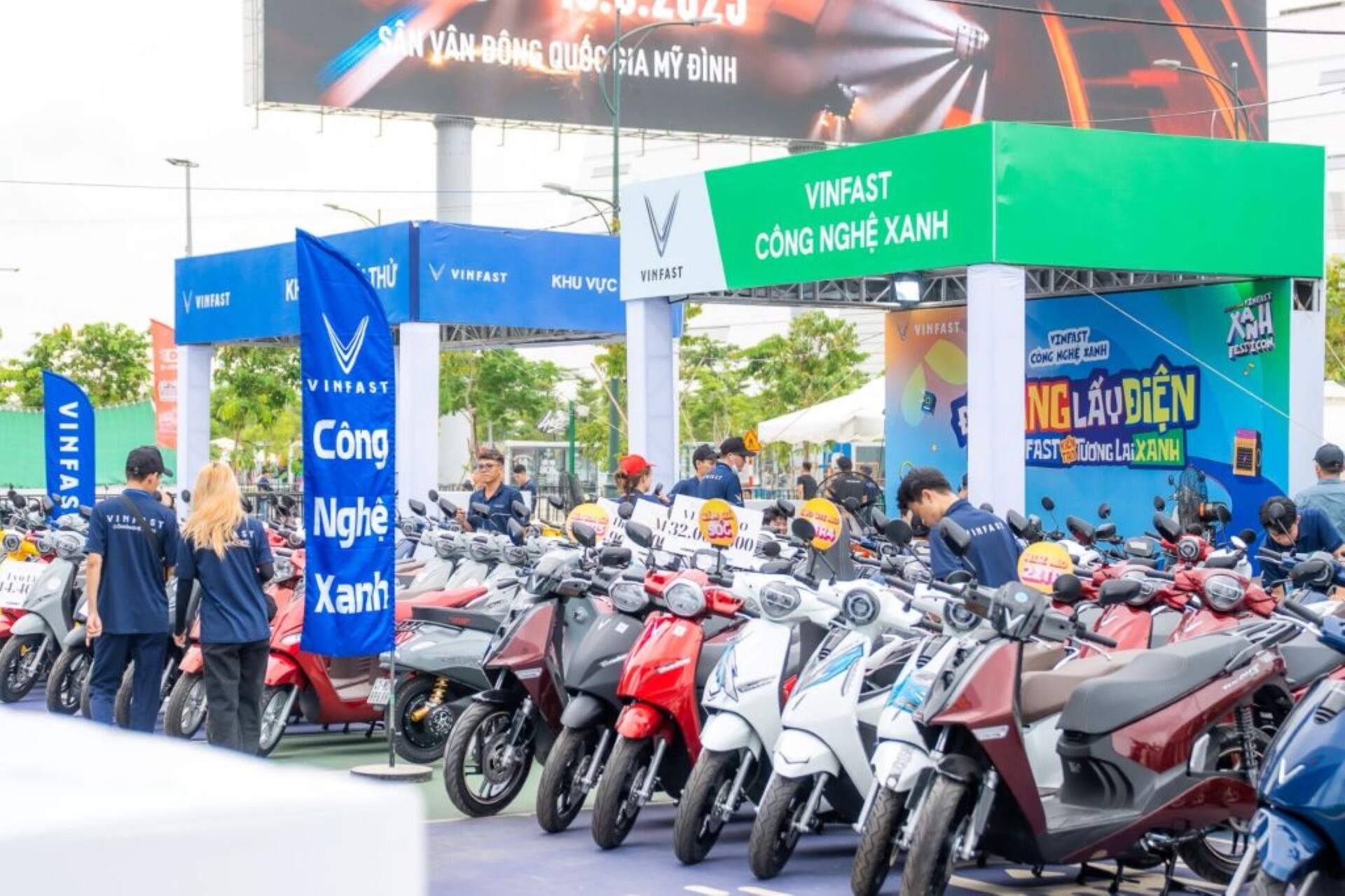 VinFast tổ chức chuỗi “Thu xăng đổi điện” tại 34 trung tâm thương mại Vincom, hỗ trợ đến 6 triệu đồng khi lên đời xe máy điện - 1
