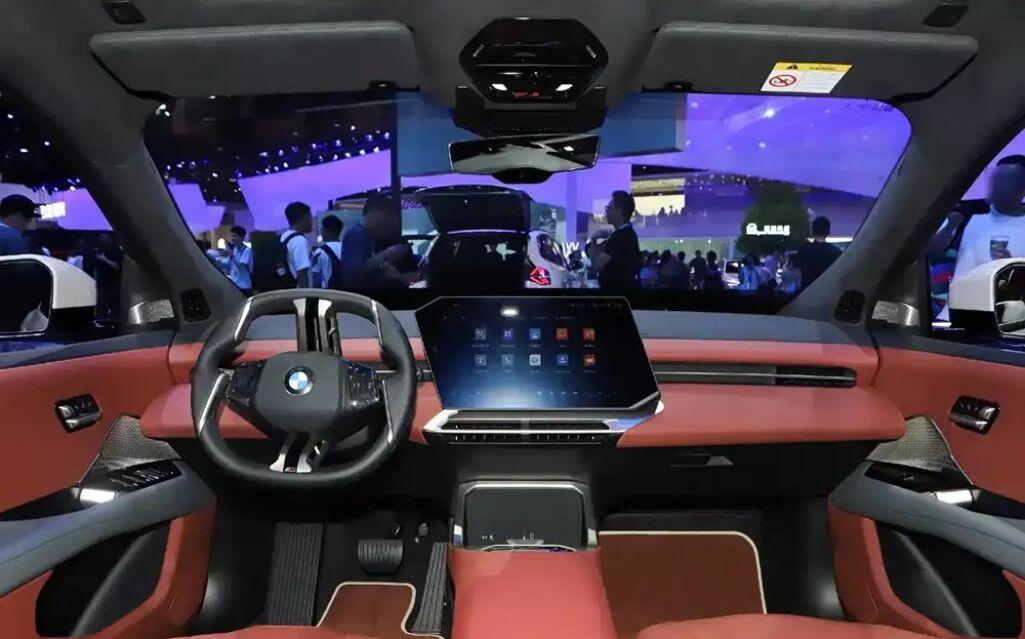 Khoang lái được trang bị hệ thống Panoramic iDrive thế hệ mới.