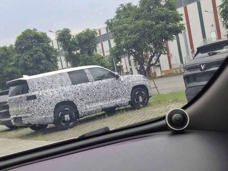 Một chiếc SUV cỡ lớn xuất hiện cùng lớp ngụy trang trong khuôn viên nhà máy VinFast. Ảnh: FB