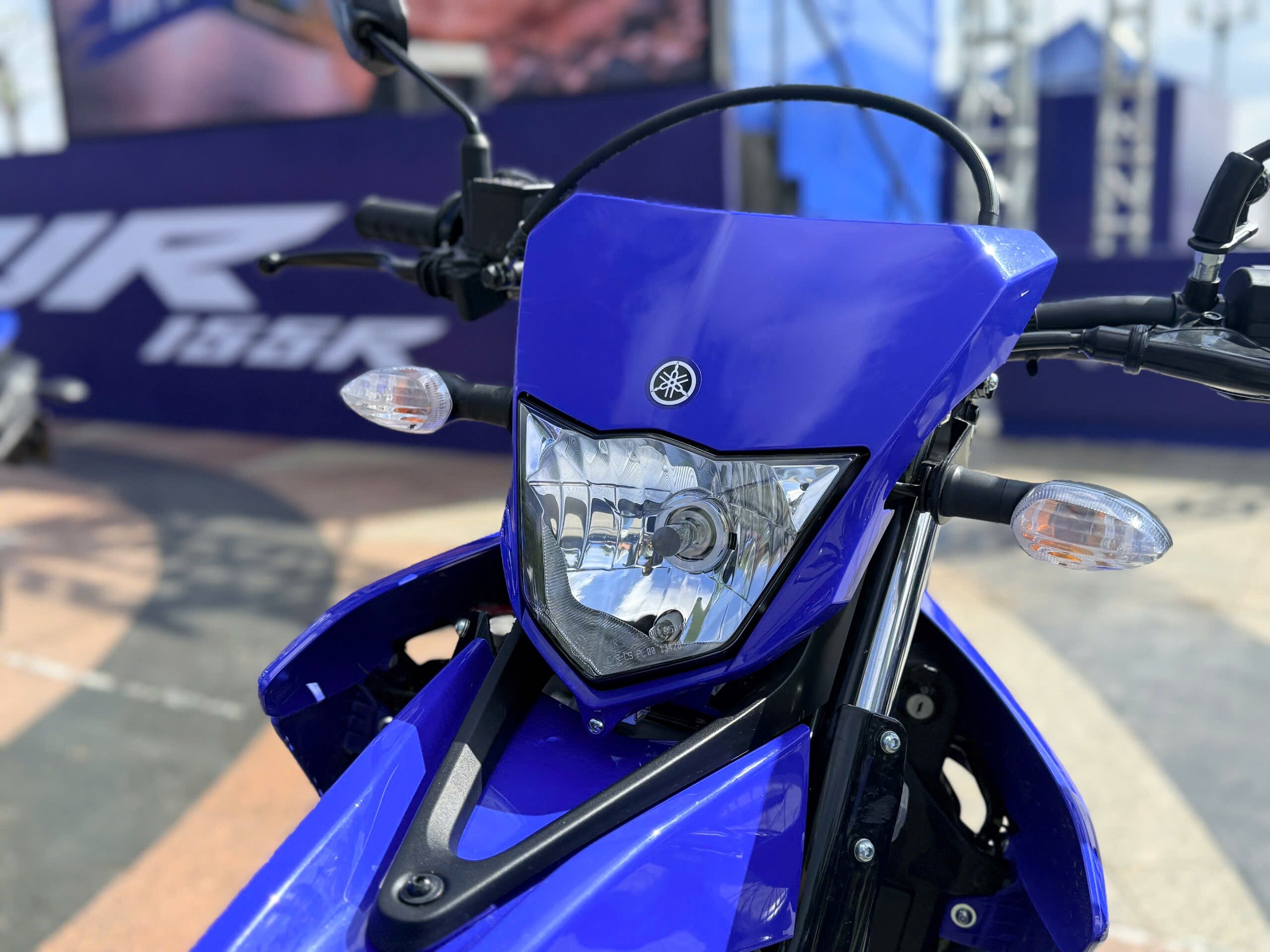 Phần đầu xe được thiết kế tối giản, sử dụng đèn pha halogen cùng đèn báo rẽ dạng tương tự.