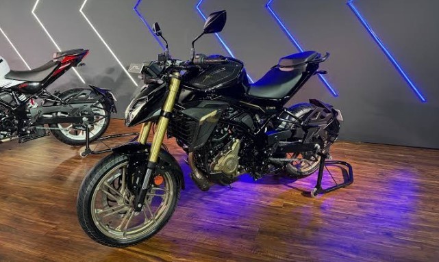 Tin xe trưa 21/10: ‘Vua côn tay’ 250cc mới ra mắt với giá 54 triệu đồng, rẻ ngang Honda Winner R và Yamaha Exciter ảnh 1