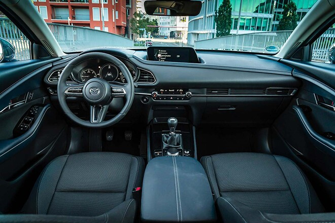 Khoang lái Mazda CX-30