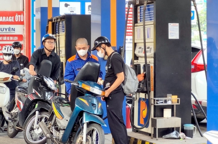 Giá xăng dầu hôm nay 29/9: Xăng E10 về 21.000 đồng/lít trong tuần này? RON 92 xuống đáy mới? Giá lăn bánh VinFast VF 7 ảnh 1