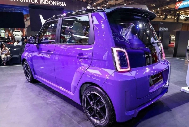 Honda Super-One nổi bật với thiết kế thân xe vuông vức.