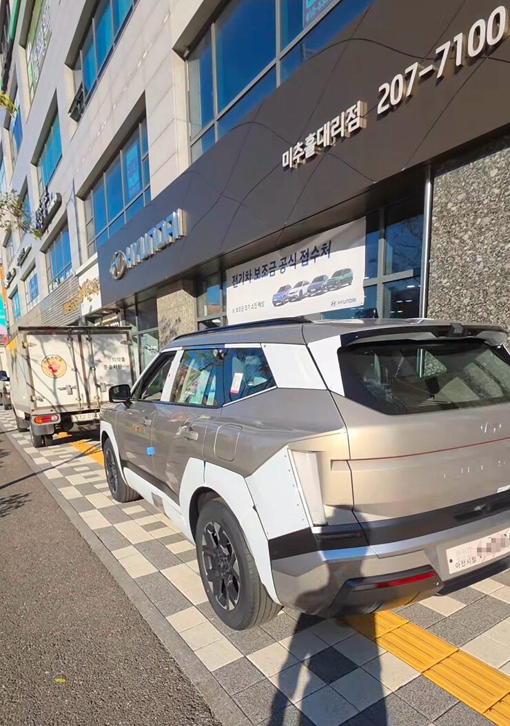 Ảnh thực tế Hyundai Tucson thế hệ mới màu nâu ánh kim tại đại lý - 3