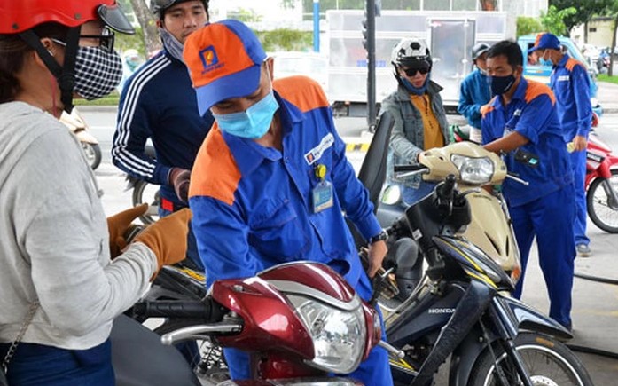 Giá xăng dầu hôm nay 8/8: Dầu diesel gần đáy, xăng E10 và RON 92 giảm rẻ hơn đỉnh 9.000 đồng, giá lăn bánh VinFast VF 7 ảnh 1
