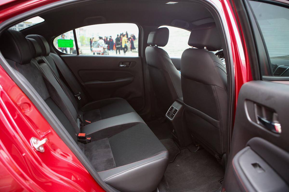 Honda City được đặt lên bàn cân về khả năng bố trí ghế trẻ em và chỗ ngồi cho các thành viên còn lại