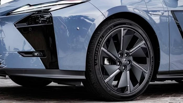 Xe điện Lexus đầu tiên tại Việt Nam chốt giá dưới 3 tỷ đồng - Hình 7